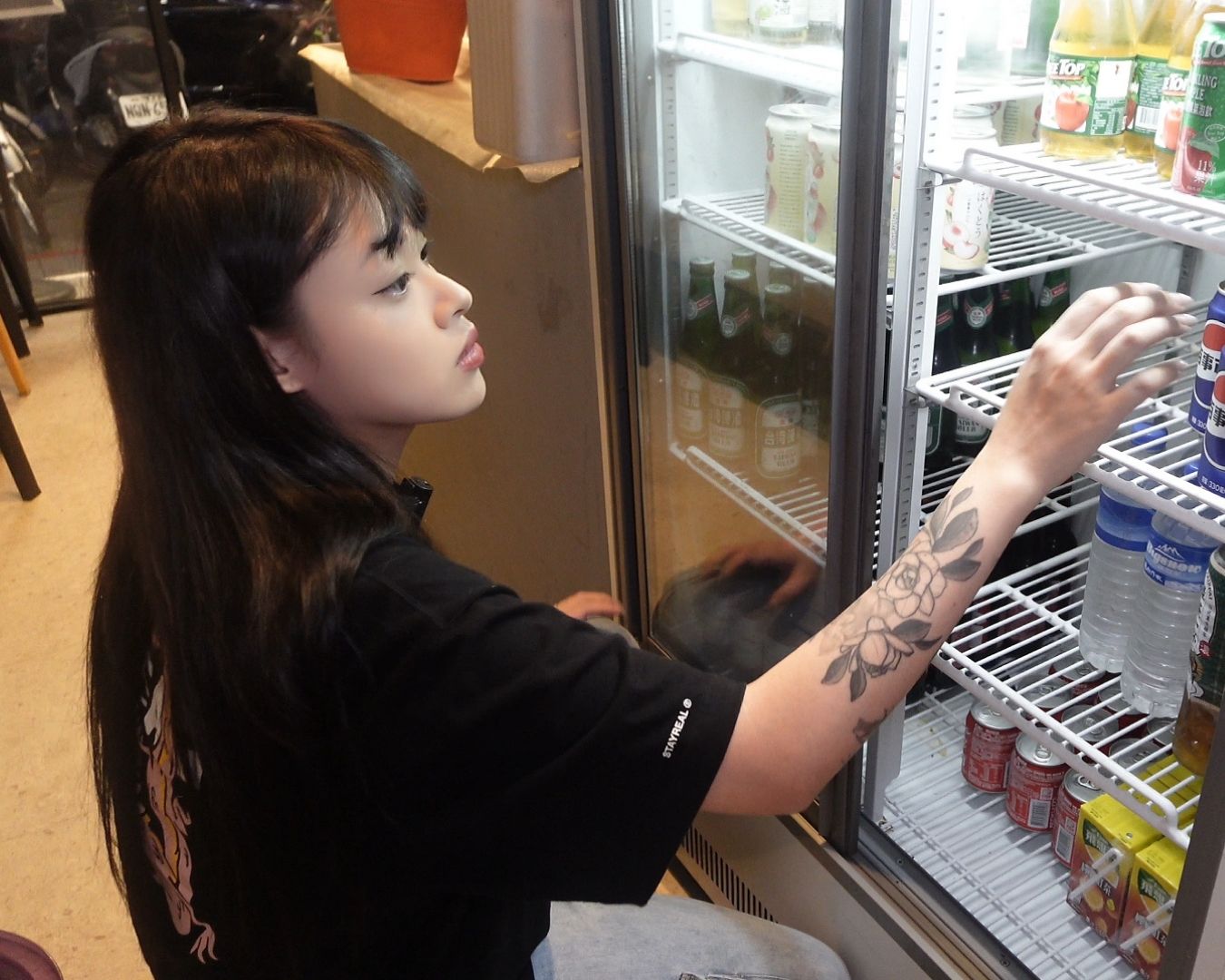 加盟跟自己開店差在哪？加盟真的會賺錢嗎？｜焦糖楓林森店加盟主黃芷瑩整理店內冰箱飲品，實際參與餐飲加盟店日常營運與店務管理